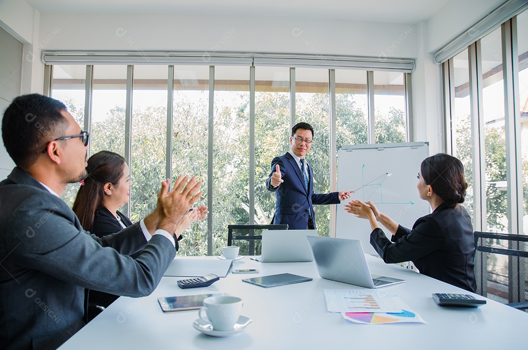Reunião de gerente com trabalho em equipe no escritório.