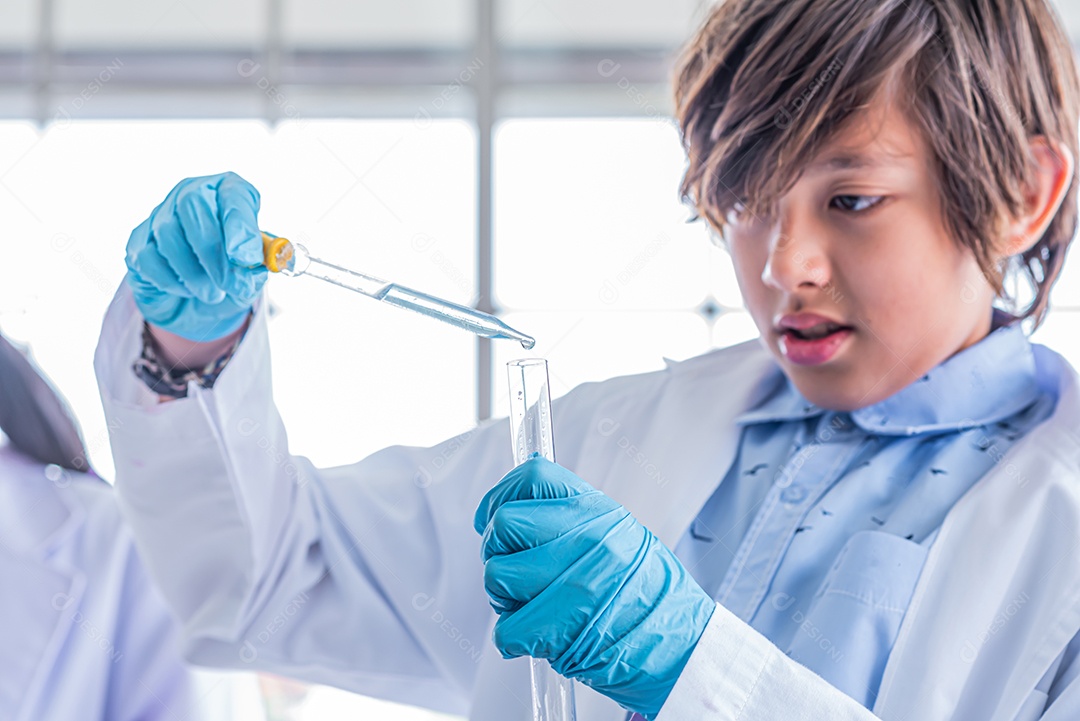 Estudante estuda assuntos científicos e faz experimentos.