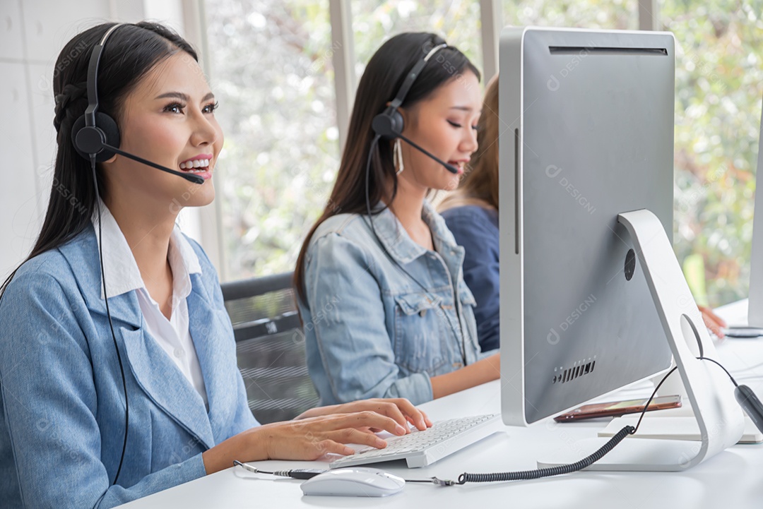 Mulher da equipe Suporte ao cliente do serviço de call center ou agente de vendas dá conselhos e ajuda a resolver problemas para os clientes.