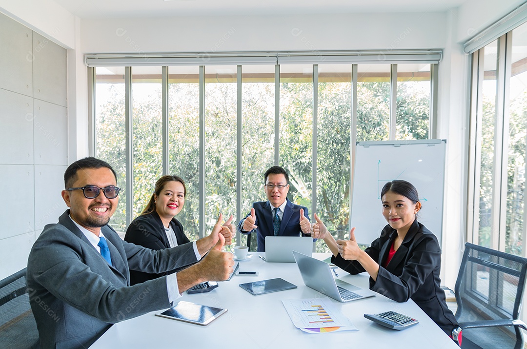Reunião de gerente com trabalho em equipe no escritório.