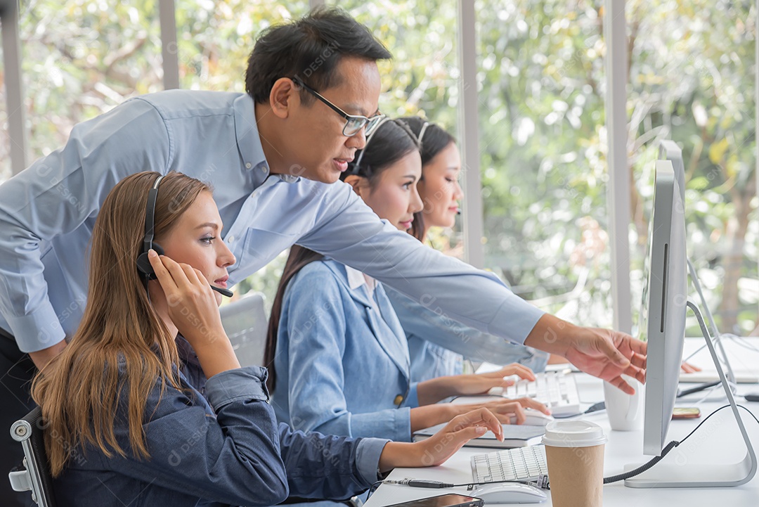 Mulher da equipe Suporte ao cliente do serviço de call center ou agente de vendas dá conselhos e ajuda a resolver problemas para os clientes.