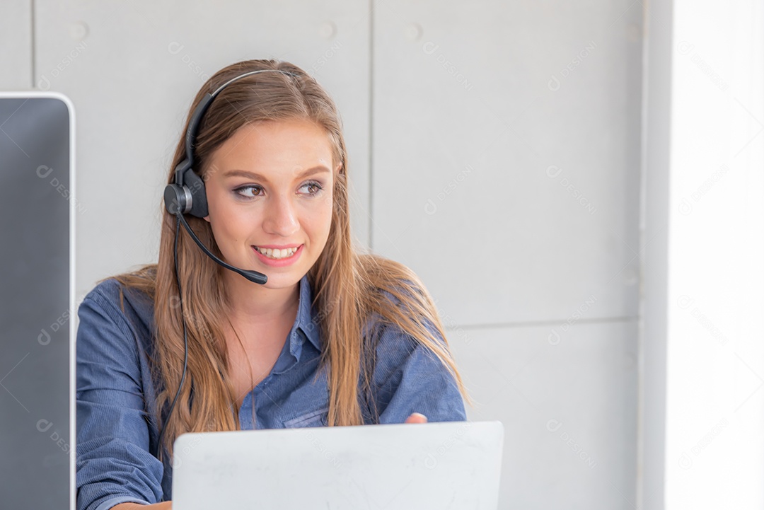 Mulher Atendimento ao cliente do serviço de call center ou agente de vendas dá conselhos e ajuda a resolver problemas para os clientes.