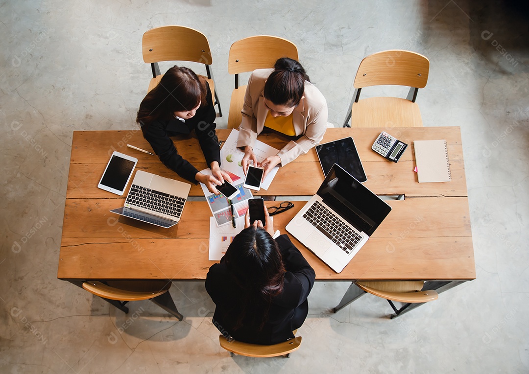 Jovens negócios usam smartphone ou tablet de tecnologia conectam sem fio ou wi-fi no escritório.