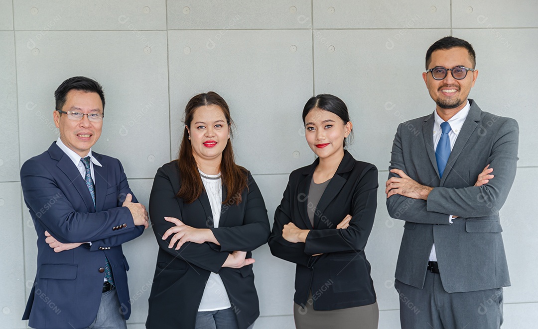 Negócios da equipe bater no escritório.