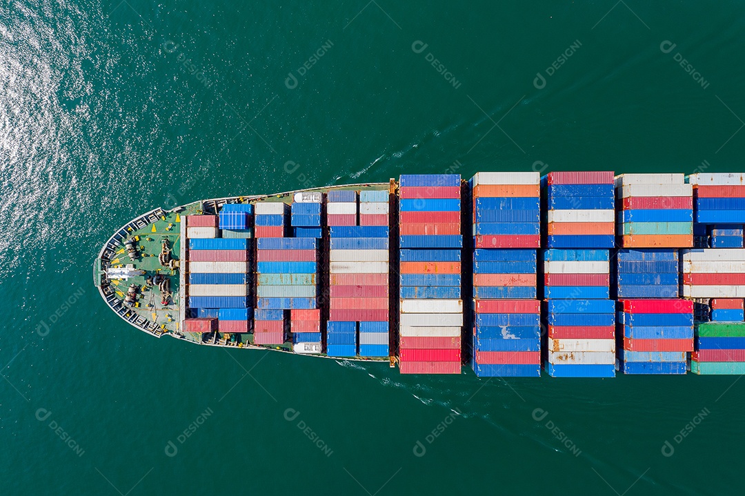 Vista aérea superior do navio de carga transportando contêineres para mercadorias de exportação de importação para o cliente, conceito logístico e cadeia de suprimentos.