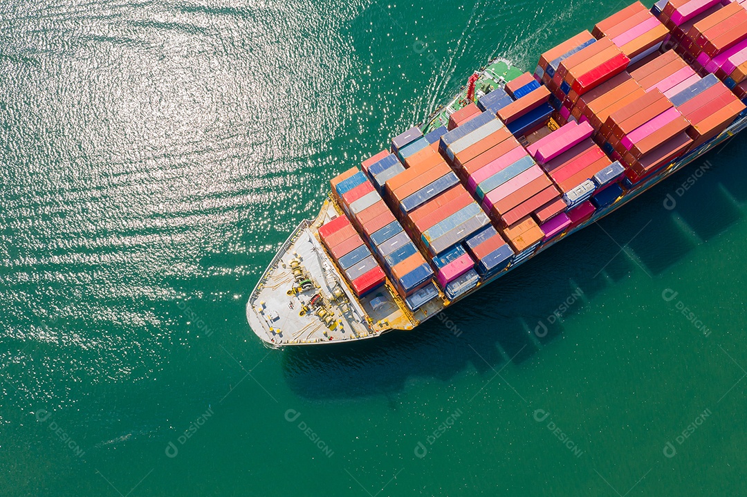 Vista aérea superior do navio de carga transportando contêineres para mercadorias de exportação de importação para o cliente, conceito logístico e cadeia de suprimentos.