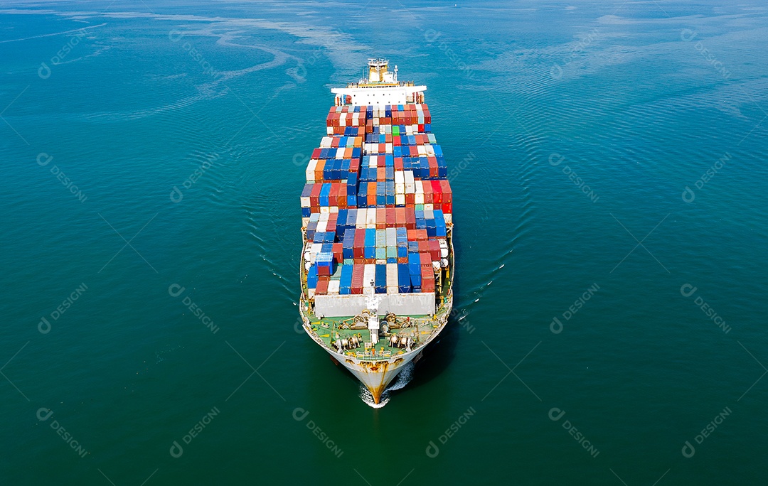 Vista aérea superior do navio de carga transportando contêineres para mercadorias de exportação de importação para o cliente, conceito logístico e cadeia de suprimentos.