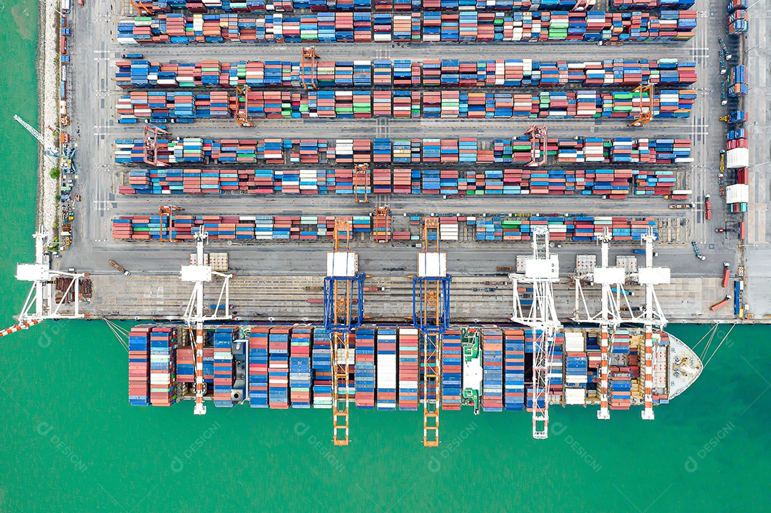 Vista aérea superior do navio de carga transportando contêineres para mercadorias de exportação de importação para o cliente, conceito logístico e cadeia de suprimentos.