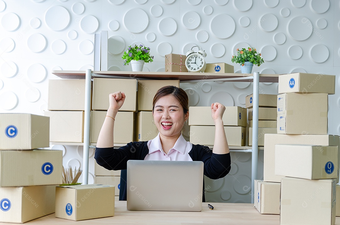 Linda mulher asiática sorria e segurando a caixa fique feliz em vender muitos produtos.