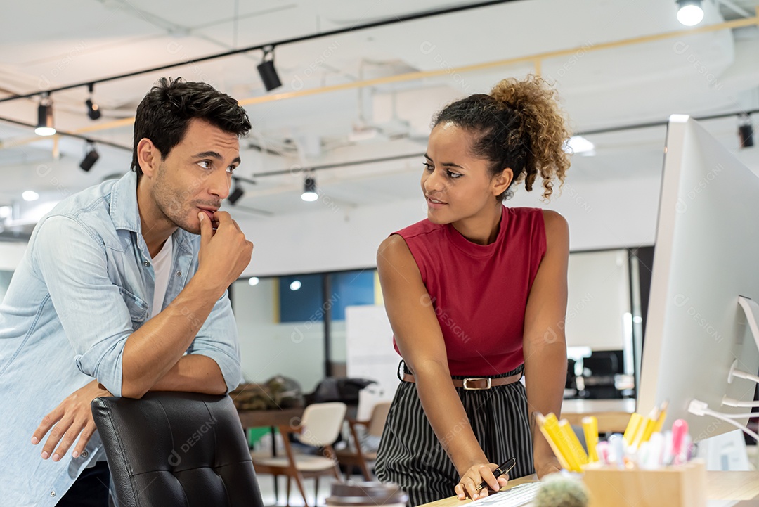 Os colegas discutem as conclusões no escritório moderno.