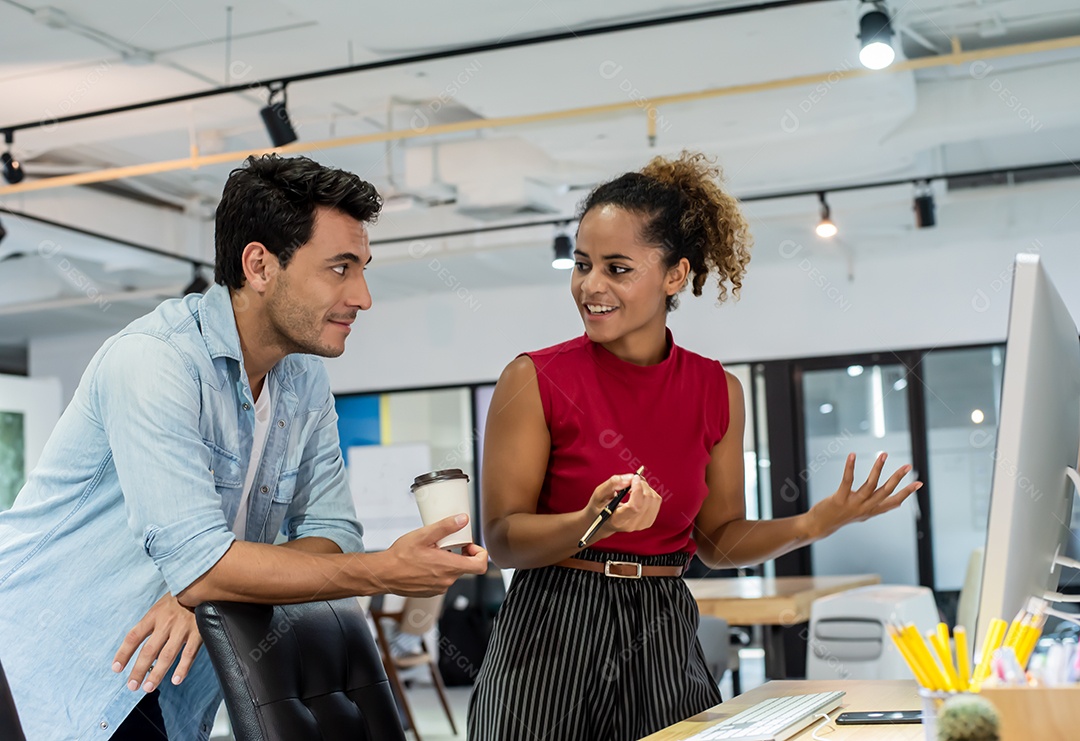 Os colegas discutem as conclusões no escritório moderno.