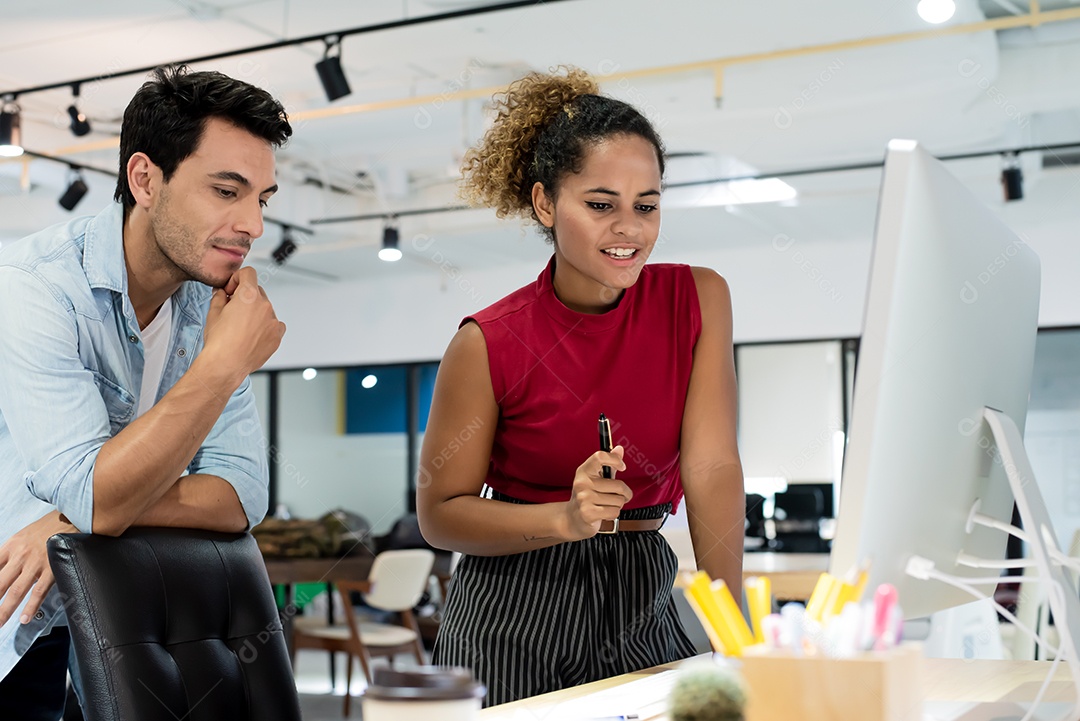 Os colegas discutem as conclusões no escritório moderno.
