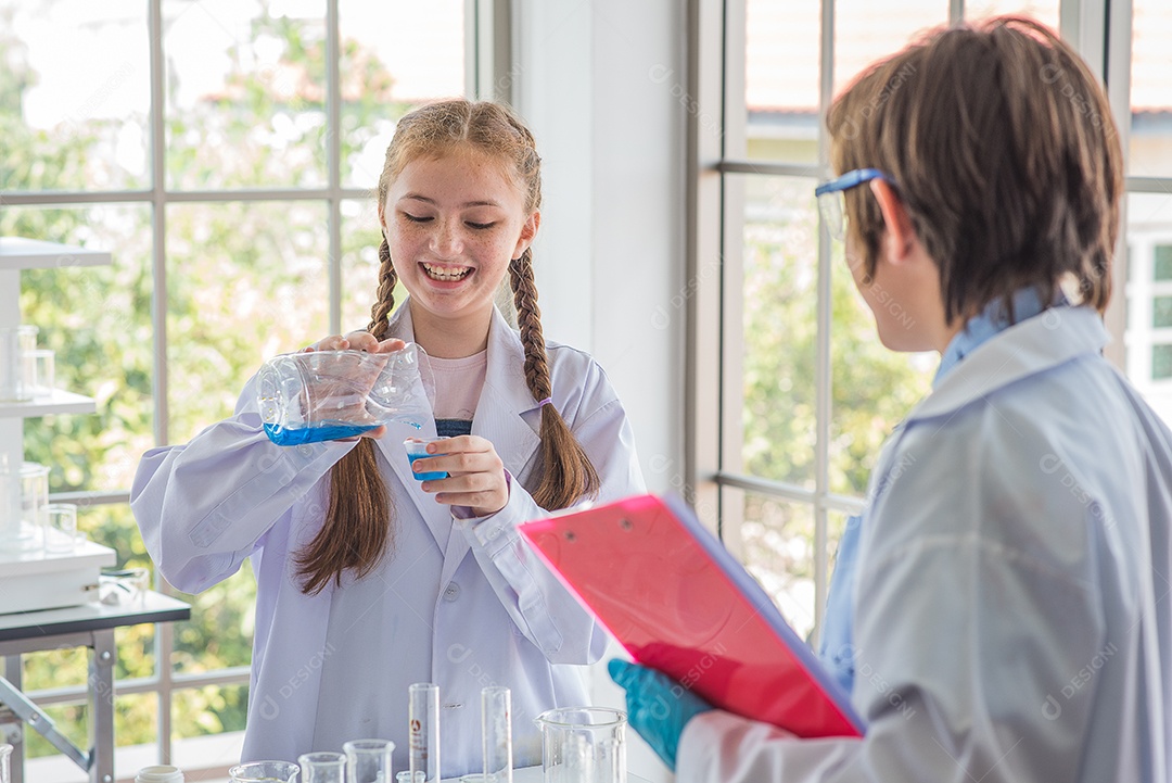 Crianças do grupo estudam assuntos científicos e fazem experimentos.