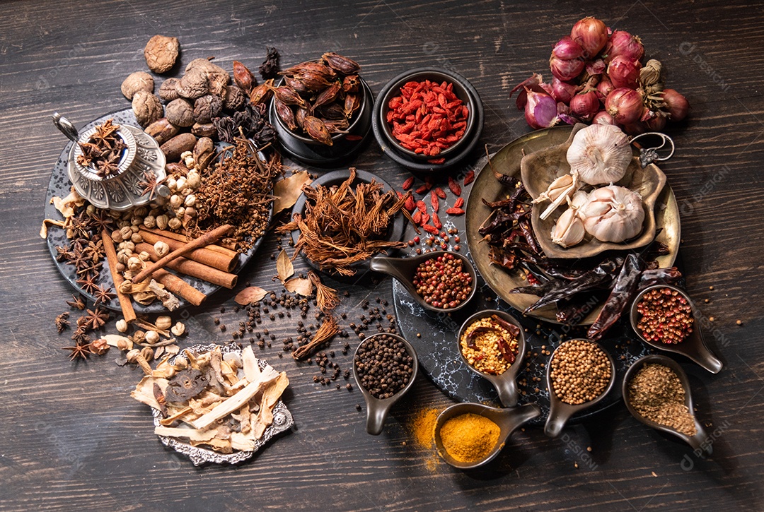 Ervas e especiarias para cozinhar. Especiarias indianas em fundo de ardósia preta, vista superior.