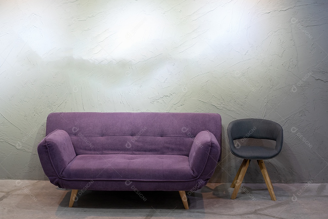 Sofá de couro e cadeira com parede de tijolos vazia para espaço de cópia.