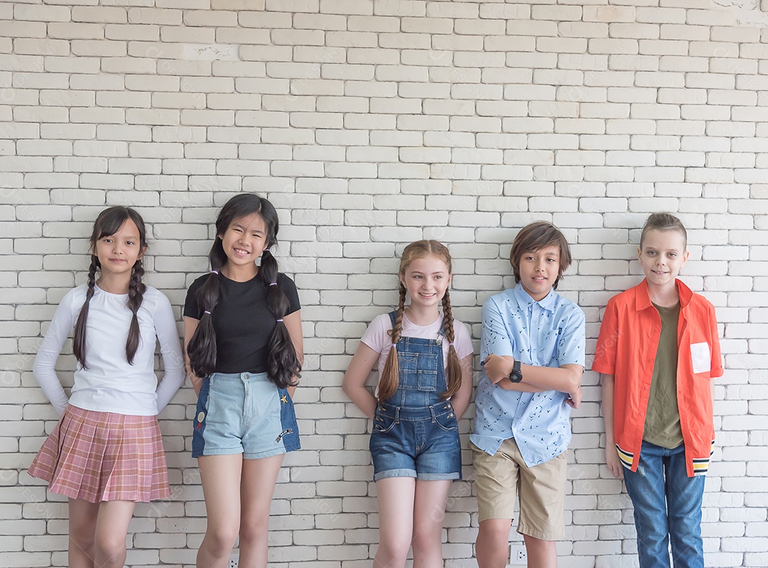 Meninas e meninos da escola internacional de ensino fundamental expressam sua alegria depois de receberem o prêmio Outstanding Classroom.