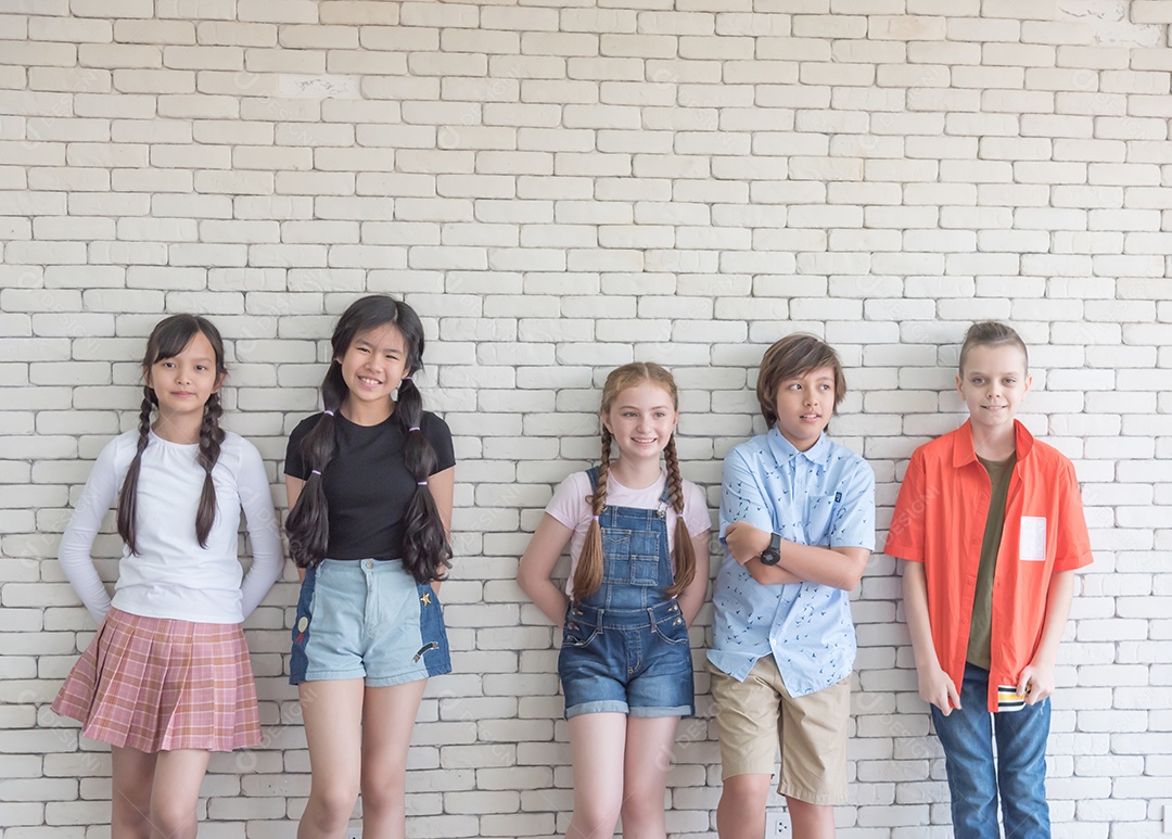 Meninas e meninos da escola internacional de ensino fundamental expressam sua alegria depois de receberem o prêmio Outstanding Classroom.