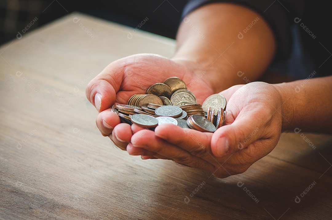 Mãos de homem com moeda com pagamento ou depósito bancário e há uma pequena árvore na moeda.