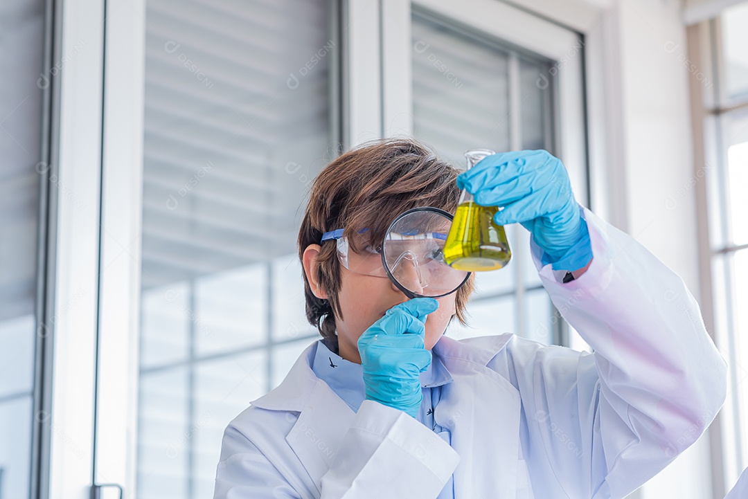 Estudante estuda assuntos científicos e faz experimentos.