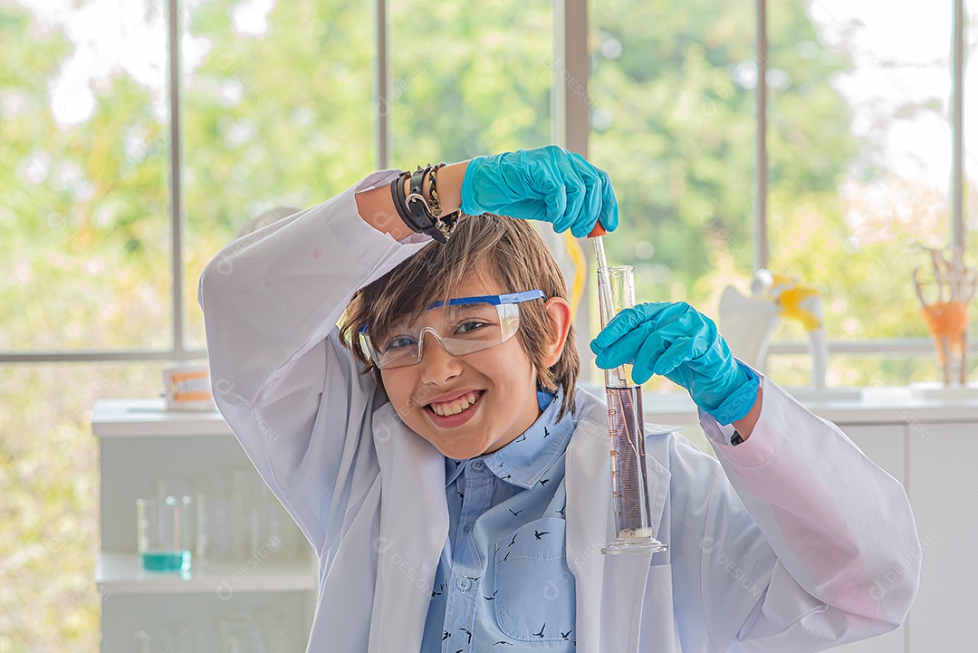 Estudante estuda assuntos científicos e faz experimentos.