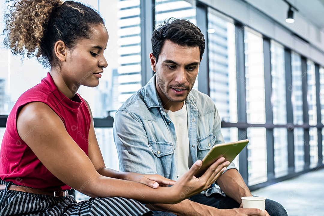 Jovem e mulher assistindo tablet digital no escritório moderno e feliz.