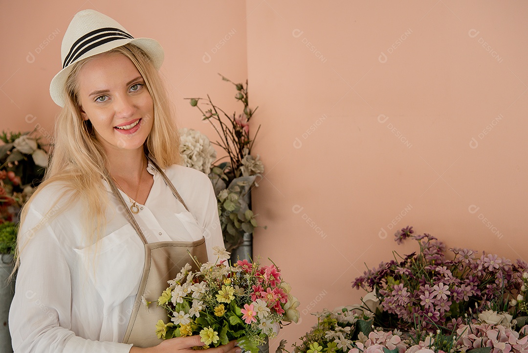 Linda mulher loira sorridente feliz