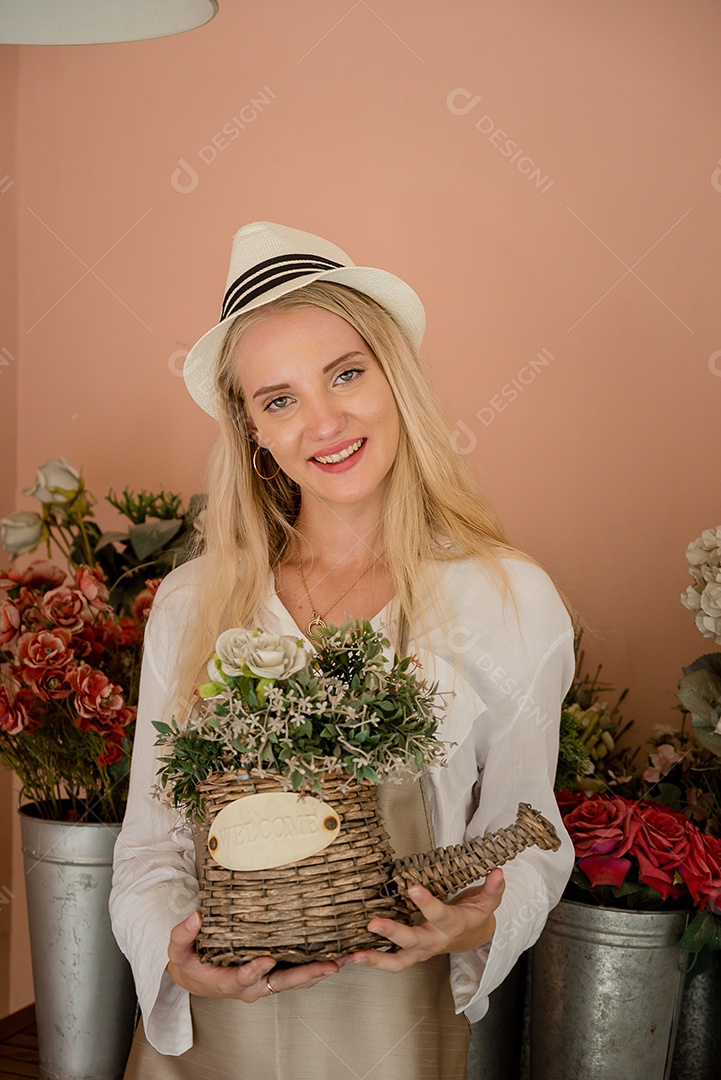 Linda mulher loira sorridente feliz