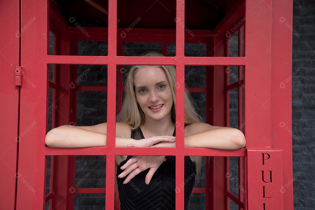 Linda mulher loira sorridente feliz