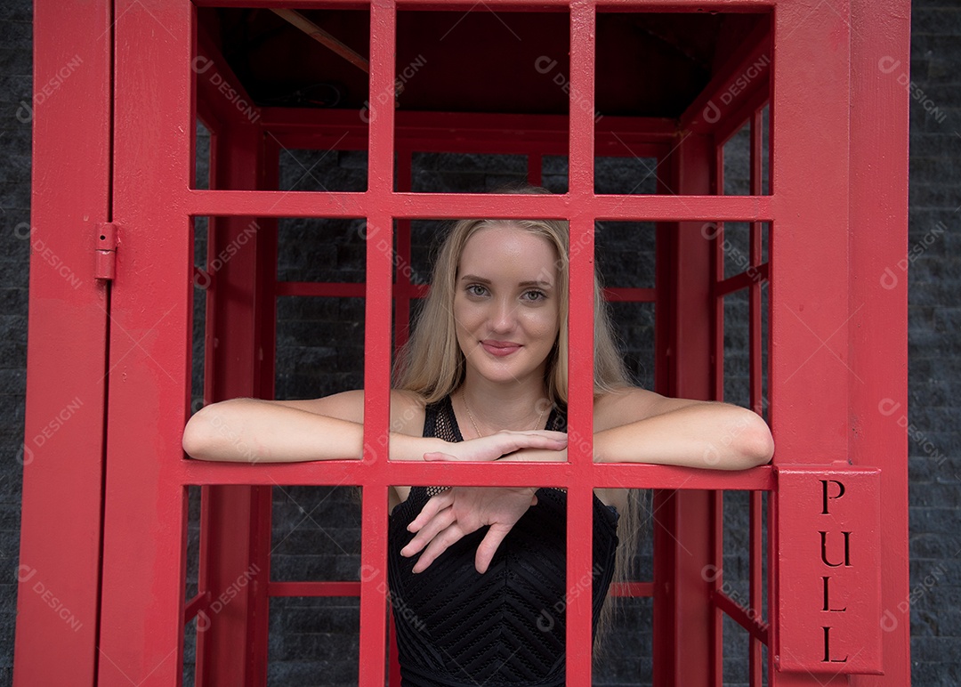 Linda mulher loira sorridente feliz