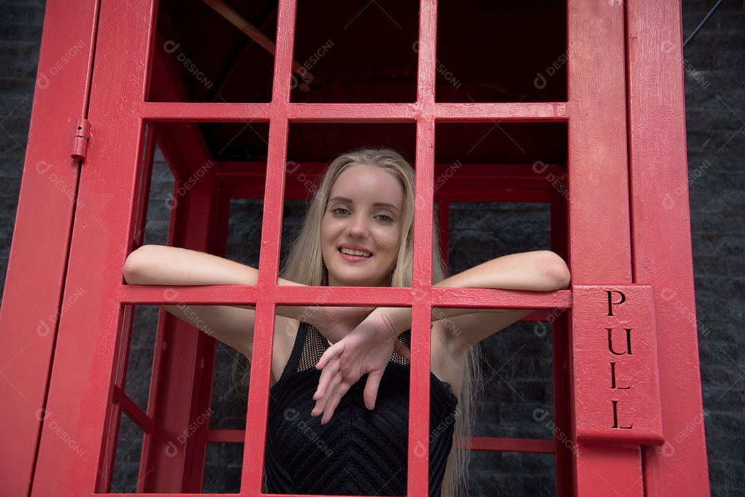 Linda mulher loira sorridente feliz