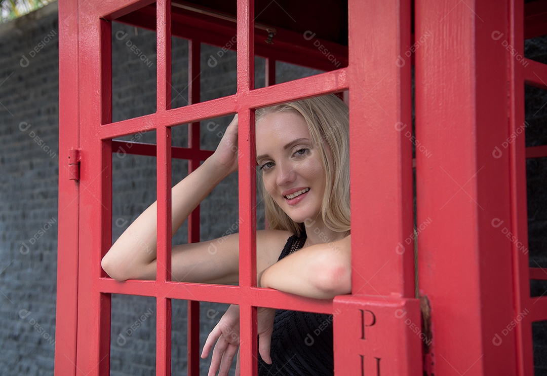 Linda mulher loira sorridente feliz