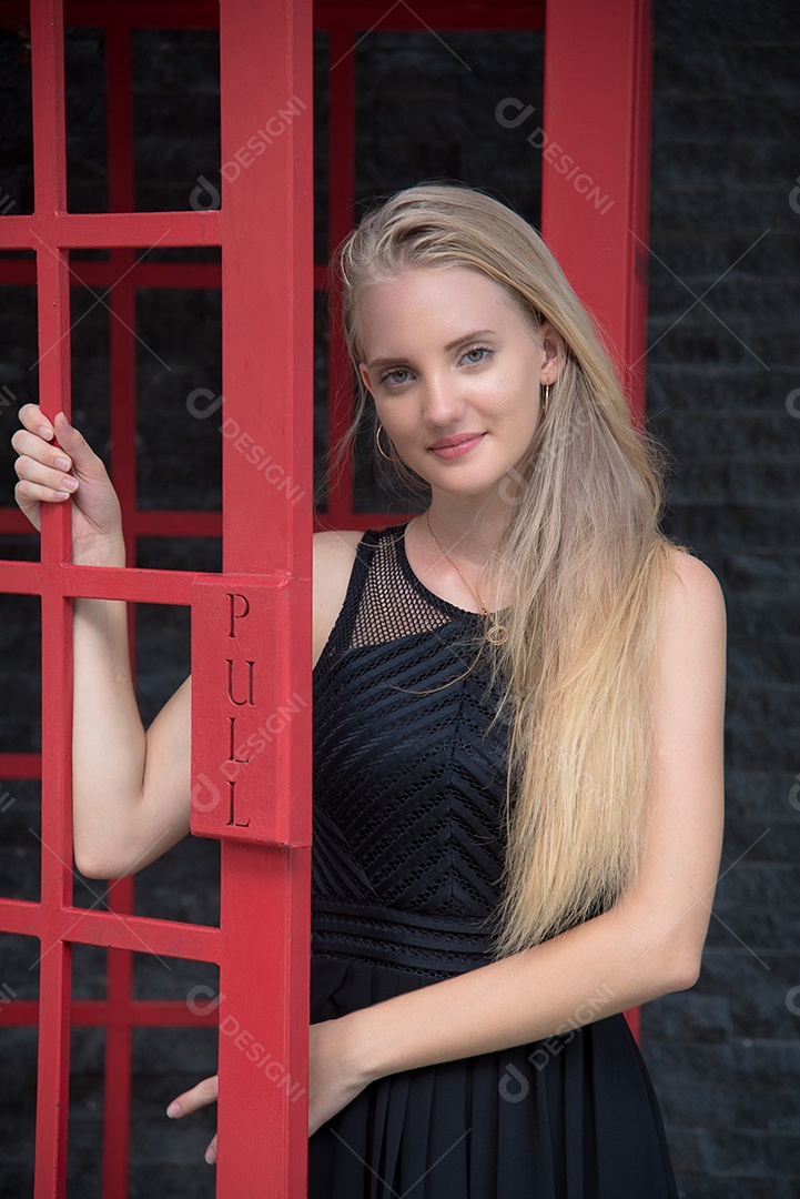 Linda mulher loira sorridente feliz