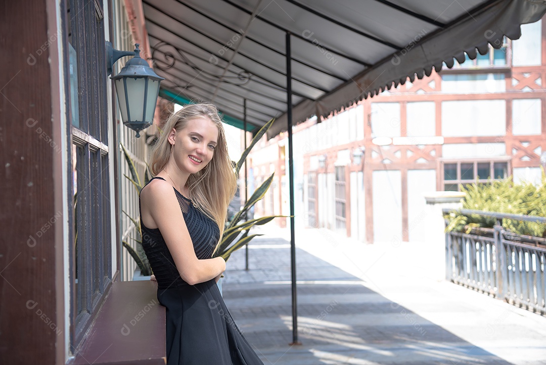 Linda mulher loira sorridente feliz