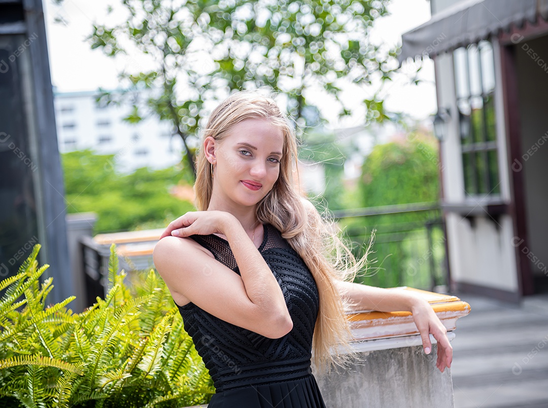 Linda mulher loira sorridente feliz