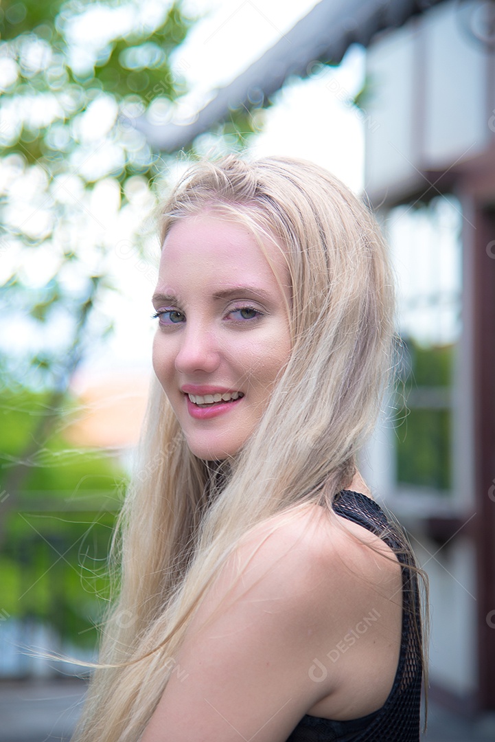 Linda mulher loira sorridente feliz