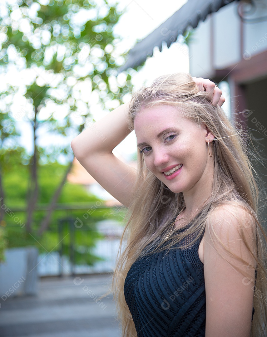 Linda mulher loira sorridente feliz