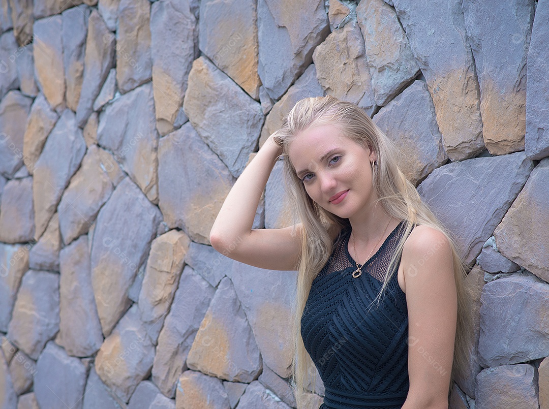 Linda mulher loira sorridente feliz