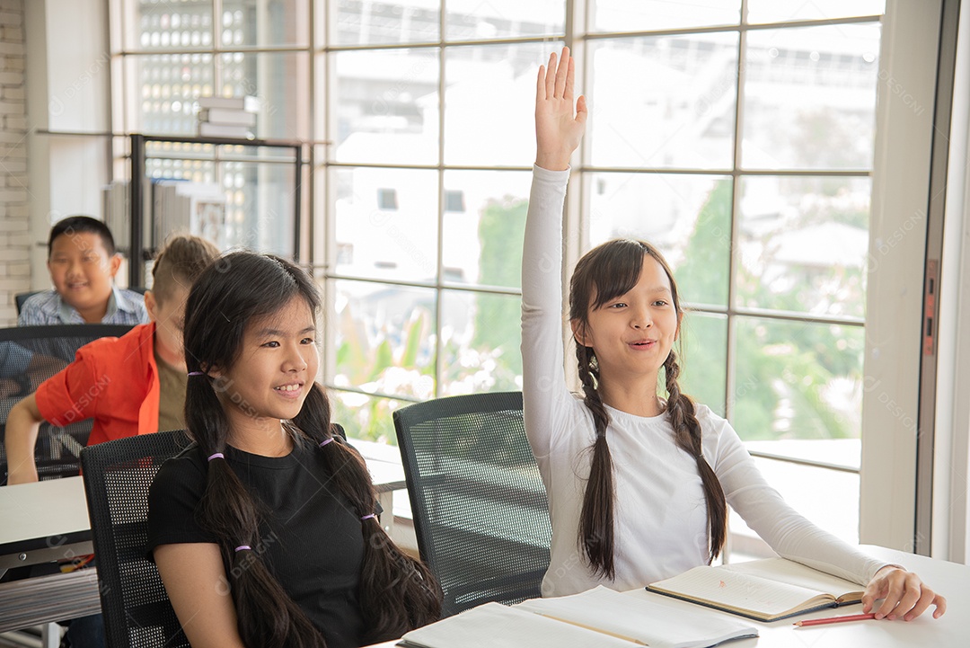 Pessoas jovens estudantes sobre uma escola