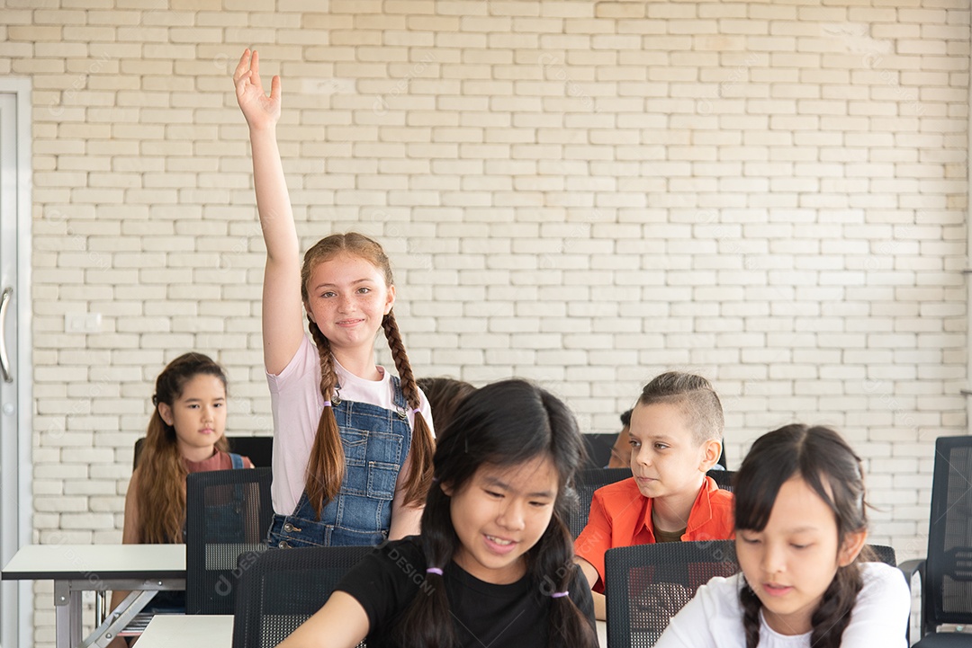 Meninas e meninos da escola internacional de ensino fundamental expressam sua alegria depois de receberem o prêmio Outstanding Classroom.
