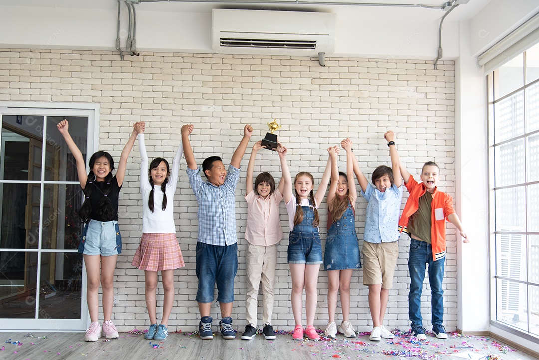Meninas e meninos da escola internacional de ensino fundamental expressam sua alegria depois de receberem o prêmio Outstanding Classroom.