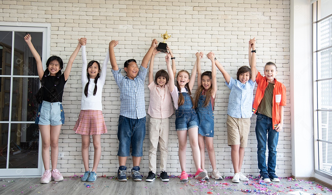 Meninas e meninos da escola internacional de ensino fundamental expressam sua alegria depois de receberem o prêmio Outstanding Classroom.