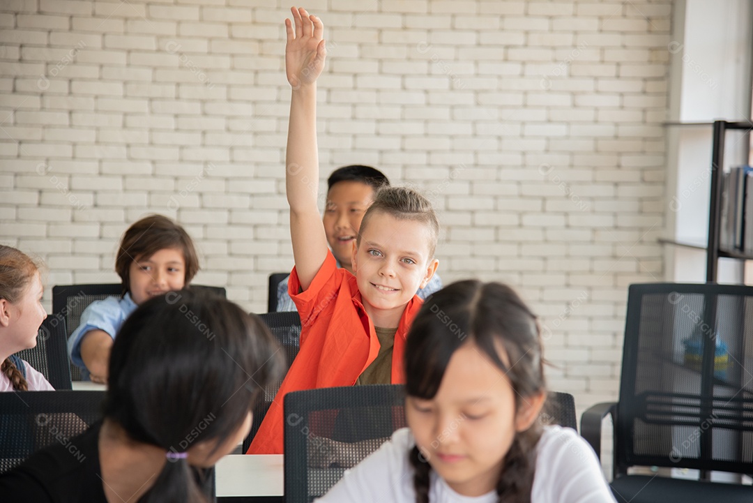 Alunos do ensino fundamental conversando durante o intervalo para o almoço na sala de aula sorrindo alegremente.