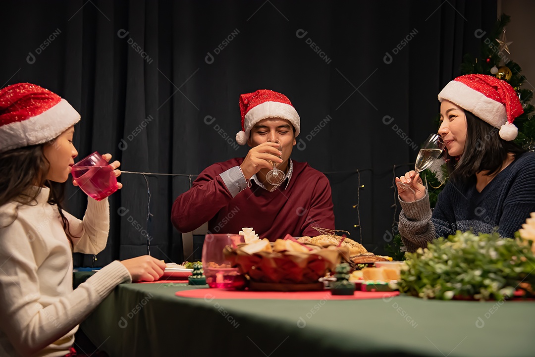 Família e filha jantando na festa de Natal.