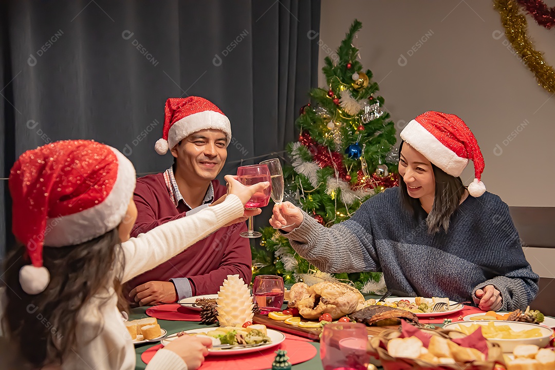 Família e filha jantando na festa de Natal.