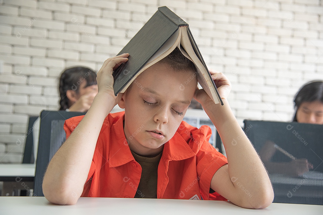 Alunos do ensino médio se sentem entediados e preguiçosos para estudar em sala de aula.