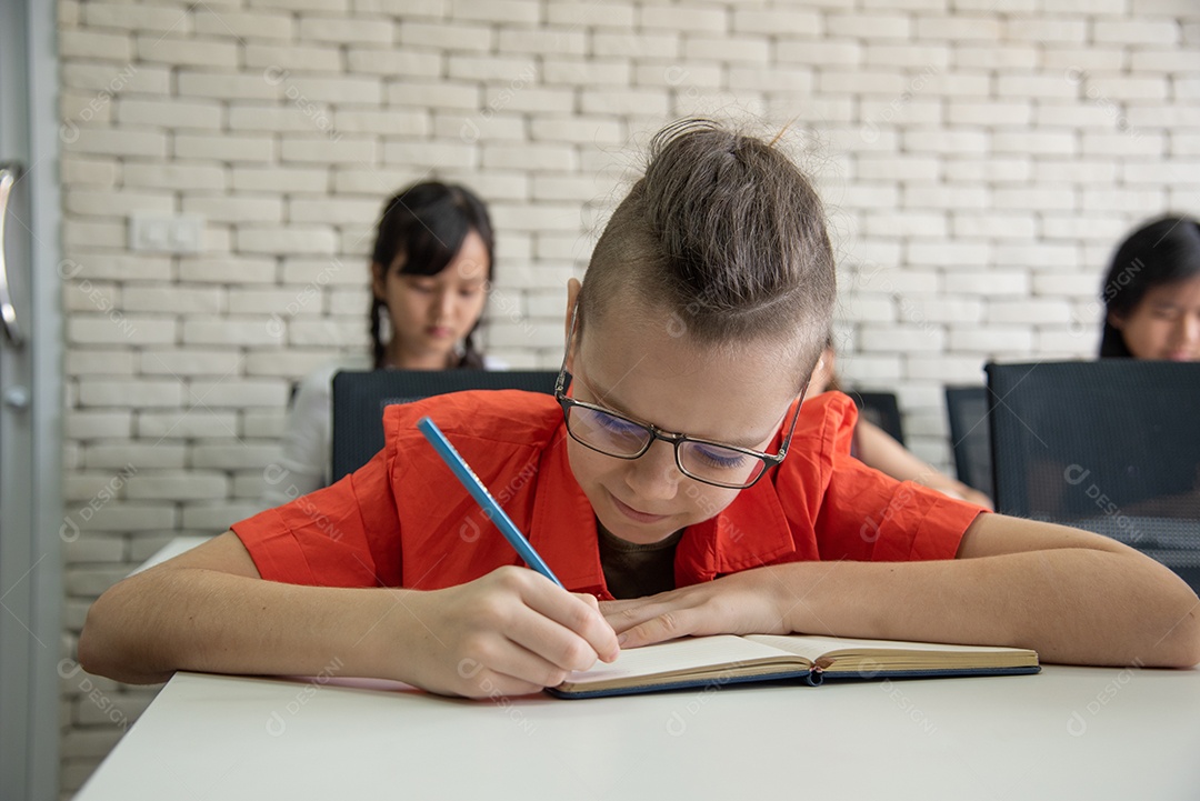 Alunos do ensino médio se sentem entediados e preguiçosos para estudar em sala de aula.