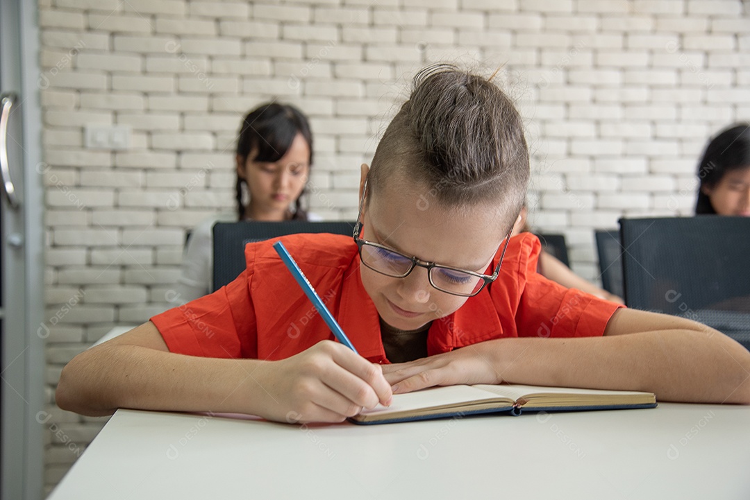 Alunos do ensino médio se sentem entediados e preguiçosos para estudar em sala de aula.