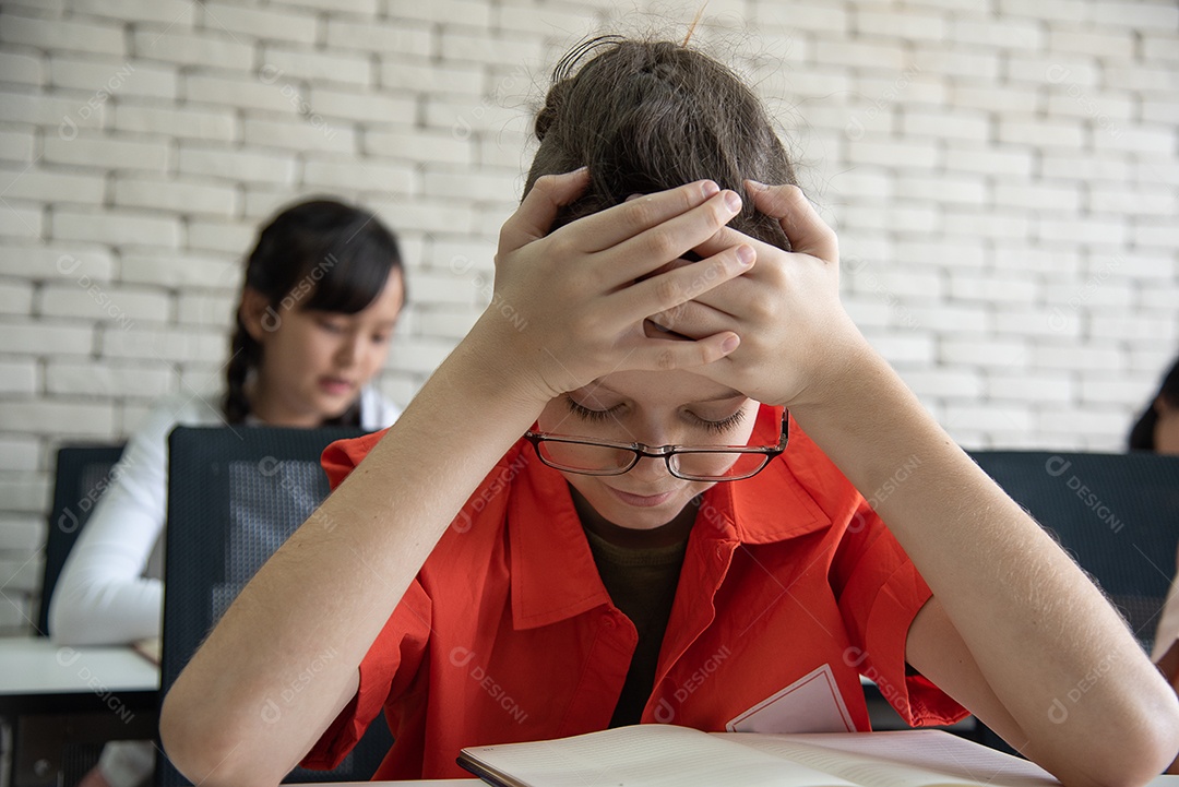 Alunos do ensino médio se sentem entediados e preguiçosos para estudar em sala de aula.