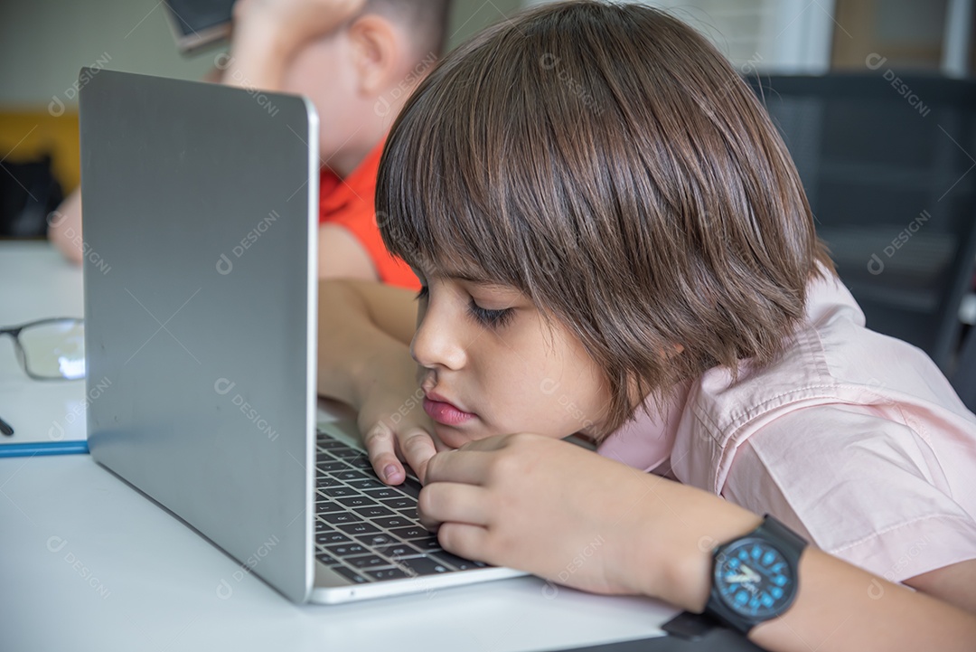 Alunos do ensino médio se sentem entediados e preguiçosos para estudar em sala de aula.