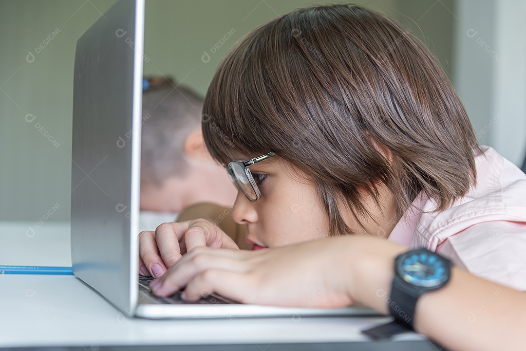 Alunos do ensino médio se sentem entediados e preguiçosos para estudar em sala de aula.